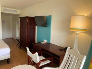 TV a/nebo společenská místnost v ubytování News CleEnMain-Studio Babzou plus cadeau - Vue mer-Piscine-Jacuzzi-Plage-Bar