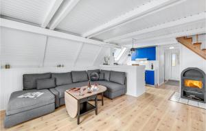 Kuchyň nebo kuchyňský kout v ubytování Cozy Home In Hvide Sande