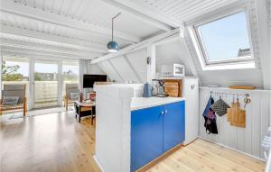 Kuchyň nebo kuchyňský kout v ubytování Cozy Home In Hvide Sande + 21 fotografií