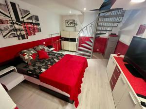 TV a/nebo společenská místnost v ubytování Duplex Juan les Pins proche plage