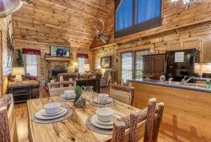 un comedor con una mesa en una cabaña en Minutes to Dollywood &The Island in Pigeon Forge Hot tubOutdoor FirepitGas GrillIndoor Fireplace, en Sevierville