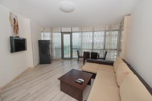 una sala de estar con un sofá y una mesa en Panoramic view, en Batumi