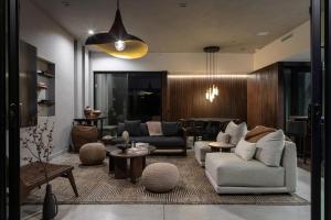 Posezení v ubytování Revolve House By The Cohost Company