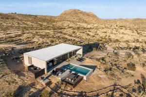 Nespecifikovaný výhled na hory nebo výhled na hory při pohledu z prázdninového domu