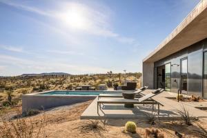 Bazén v ubytování Revolve House By The Cohost Company nebo v jeho okolí