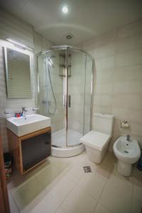 Un baño con ducha, lavabo e inodoro. en Panoramic view, en Batumi 20 fotos más