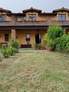 a large house with a yard in front of it at la casa di Debora in Arezzo