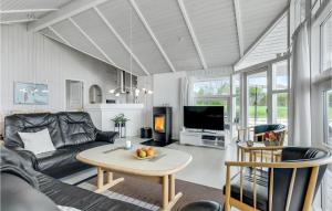 TV a/nebo společenská místnost v ubytování Holiday Home Vinkelbæk Nordborg Iv