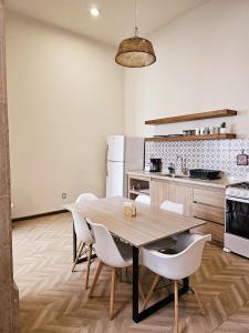 Dapur atau dapur kecil di HERMOSA Casa Serapio +40 gambar