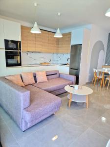 Kuchyň nebo kuchyňský kout v ubytování New Beachfront Apartment Pirali in Saranda City + 21 fotografií