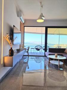 Posezení v ubytování New Beachfront Apartment Pirali in Saranda City