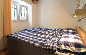 Posteľ alebo postele v izbe v ubytovaní 2 Bedroom Nice Apartment In Lovran