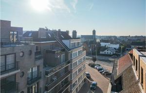 una vista aérea de una ciudad con edificios y coches en Residentie Beau Sejour Ref 111, en Ostende 17 fotos más