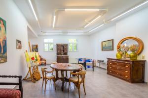 a living room with a table and chairs at Liogerma Art Deco Villa - 5 min drive to Lassi in Sarlata