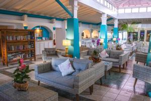 セントジョンズにあるOcean Point Beach Resort & Spa Adults Onlyのロビー(ソファ、テーブル付)