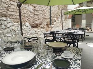 a table with plates and glasses on top at Hotel Casa Chanehque in Cholula