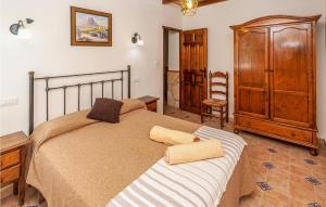 A bed or beds in a room at Awesome Home In Montefrio