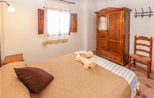 A bed or beds in a room at Awesome Home In Montefrio
