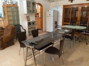 eine Küche und ein Esszimmer mit einem Tisch und Stühlen in der Unterkunft Castel Ashkelon in Aschkelon