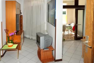 TV a/nebo společenská místnost v ubytování Apartments Villa Ada