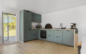 Kuchyň nebo kuchyňský kout v ubytování 3 Bedroom Lovely Home In Sydals