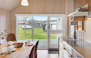 Η κουζίνα ή μικρή κουζίνα στο Stunning Home In Hanstholm With Wifi