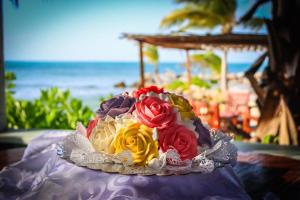 セントジョンズにあるOcean Point Beach Resort & Spa Adults Onlyの海辺のテーブルの上のケーキ