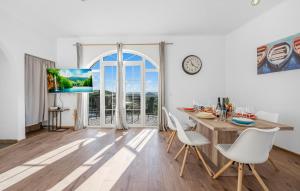 Μια τηλεόραση ή/και κέντρο ψυχαγωγίας στο Beautiful Home In Primosten With Wifi