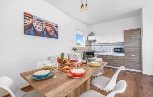 Η κουζίνα ή μικρή κουζίνα στο Beautiful Home In Primosten With Wifi