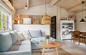 Kuchyň nebo kuchyňský kout v ubytování 3 Bedroom Beautiful Home In Gørlev