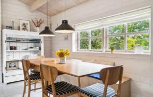 Kuchyň nebo kuchyňský kout v ubytování 3 Bedroom Beautiful Home In Gørlev