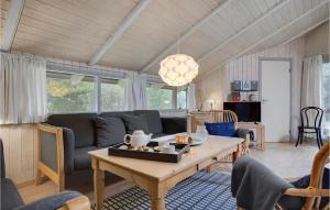 Posezení v ubytování Holiday Home Røllikevej Knebel Iv