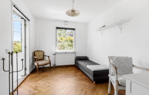 Beautiful Home In Slangerup With Wifi的休息区
