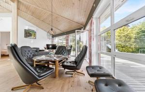 Χώρος καθιστικού στο Nice Home In Ebeltoft With Sauna