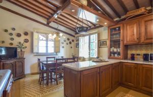 Η κουζίνα ή μικρή κουζίνα στο Lovely Home In Santo Stefano With Wifi