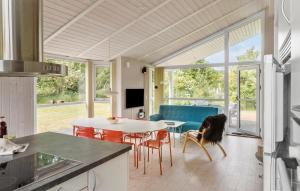 Amazing Home In Væggerløse With Wifi的休息区