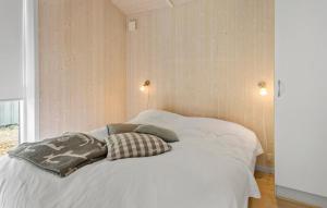 Amazing Home In Væggerløse With Wifi客房内的一张或多张床位