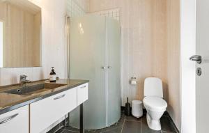 Amazing Home In Væggerløse With Wifi的一间浴室