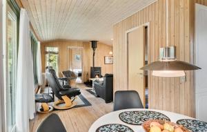 un salon avec une table et des chaises dans l'établissement Cozy Home In Dannemare With Wifi, à Dannemare
