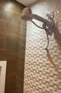 a shower with a shower head in a bathroom at Casa Parque nacional Serra da capivara in Coronel José Diaz