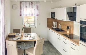 O bucătărie sau chicinetă la 2 Bedroom Cozy Apartment In Rechlin +10 fotografii