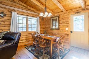 Χώρος καθιστικού στο Tenderfoot Creek Cabin