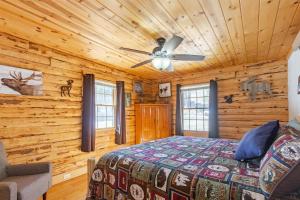 Ένα ή περισσότερα κρεβάτια σε δωμάτιο στο Tenderfoot Creek Cabin