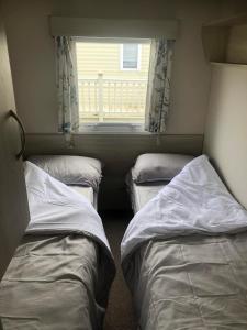 Ένα ή περισσότερα κρεβάτια σε δωμάτιο στο 3 Bedrooms, 8 Berth Caravan, Lyons Robin Hood in Rhyl