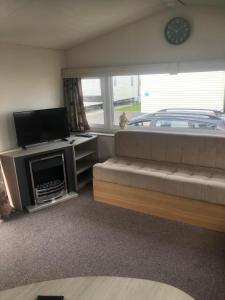 Μια τηλεόραση ή/και κέντρο ψυχαγωγίας στο 3 Bedrooms, 8 Berth Caravan, Lyons Robin Hood in Rhyl +28 φωτογραφίες