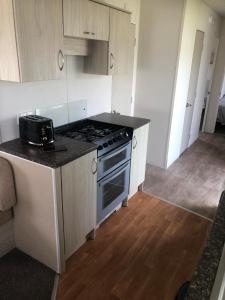 Η κουζίνα ή μικρή κουζίνα στο 3 Bedrooms, 8 Berth Caravan, Lyons Robin Hood in Rhyl