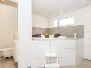 Ένα μπάνιο στο 5 star holiday home in Glesborg-By Traum +86 φωτογραφίες