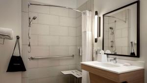 Spark By Hilton Houston Bush Intercontinental Airport的一间浴室