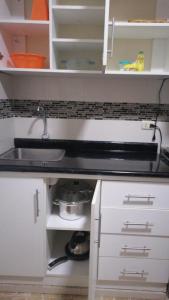 Una cocina o cocineta en Casuarinas del Mar Bungalow Ballena 18 fotos más