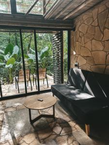 a living room with a couch and a table at Cabaña de Bambú en la Selva in Palenque